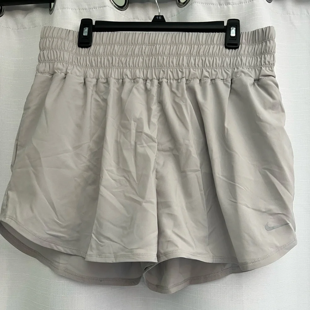 Women’s Nike shorts - Picture 1 of 4